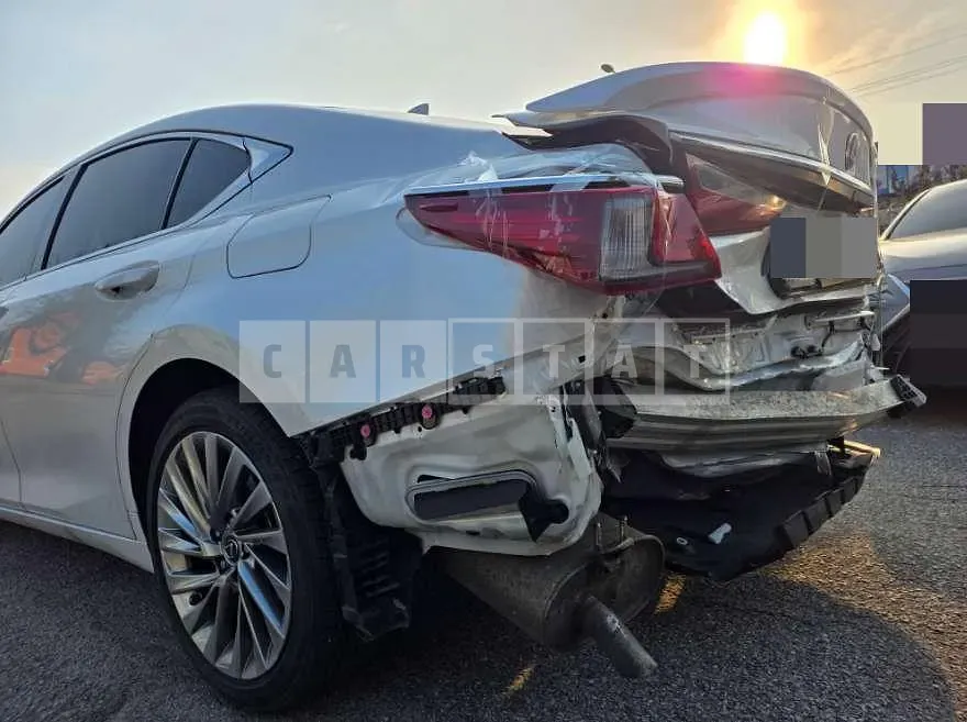 Photo 2 of 5: 2022 Lexus ES300h — Korean insurance auction