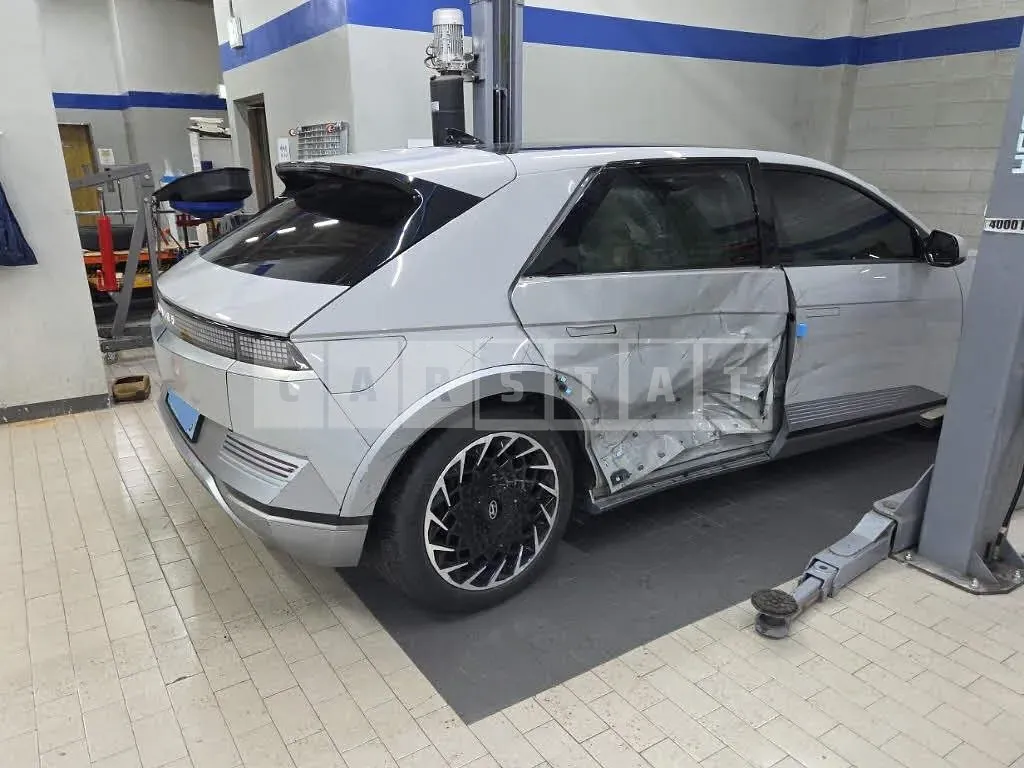 Photo 2 of 17: 2021 Hyundai IONIQ 5, VIN KMHKR81AFNU015206 — Korean insurance auction