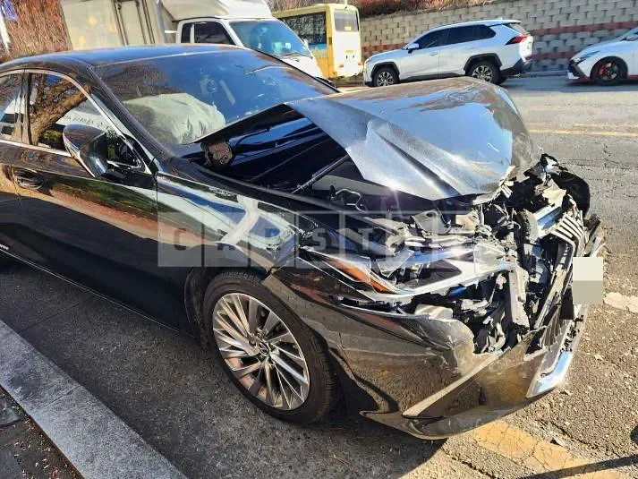 Photo 2 of 5: 2019 Lexus ES300h — Korean insurance auction
