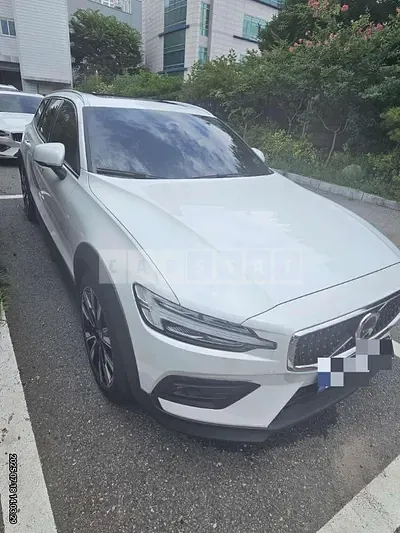 Photo 1 of 28: 2024 Volvo V60CCB5 AWD — Korean insurance auction