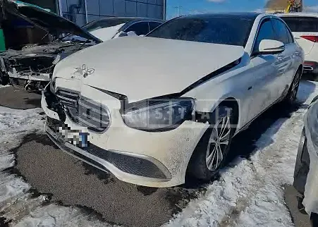 Photo 2 of 9: 2021 Mercedes-Benz E300 e 4Matic, VIN W1KZF5EB7MA890936 — Korean insurance auction