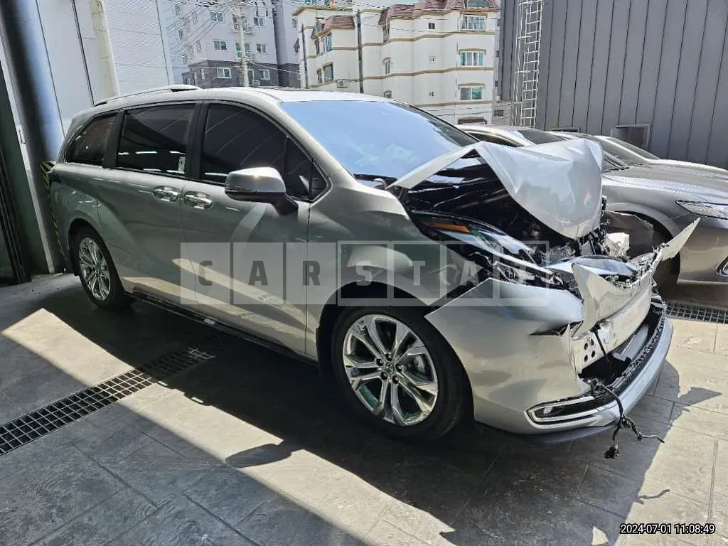 Photo 2 of 14: 2023 Toyota Sienna Hybrid 2WD — Korean insurance auction