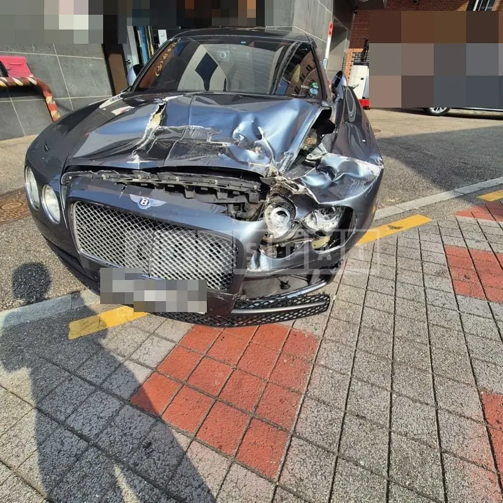 Photo 2 of 14: 2015 Bentley Flying Spur V8 — Korean insurance auction
