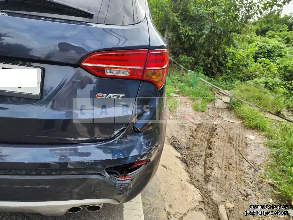 Photo 2 of 13: 2015 Hyundai Santa Fe, VIN KMHSW81UBFU329163 — Korean insurance auction