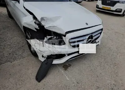 Photo 1 of 9: 2019 Mercedes-Benz E 300, VIN WDDZF4JB3KA528907 — Korean insurance auction