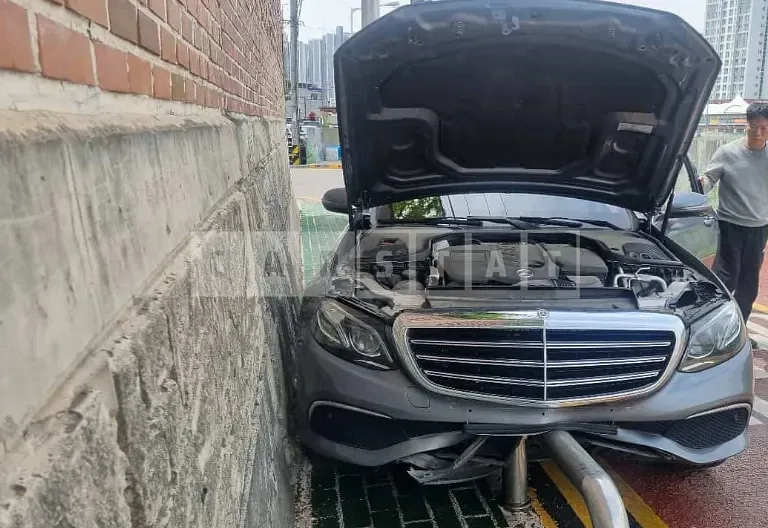 Photo 2 of 22: 2019 Mercedes-Benz E220d, VIN WDDZF0EB7KA637888 — Korean insurance auction