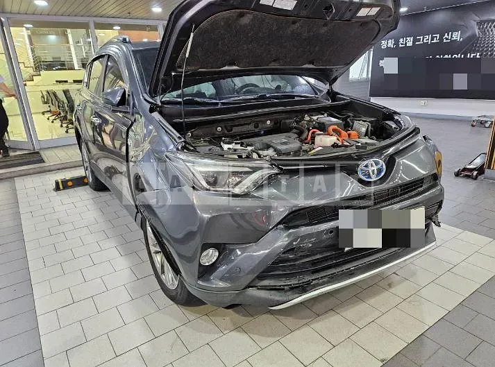 Photo 2 of 17: 2017 Toyota Love 4 Hybrid, VIN JTMDJREV4HD117950 — Korean insurance auction