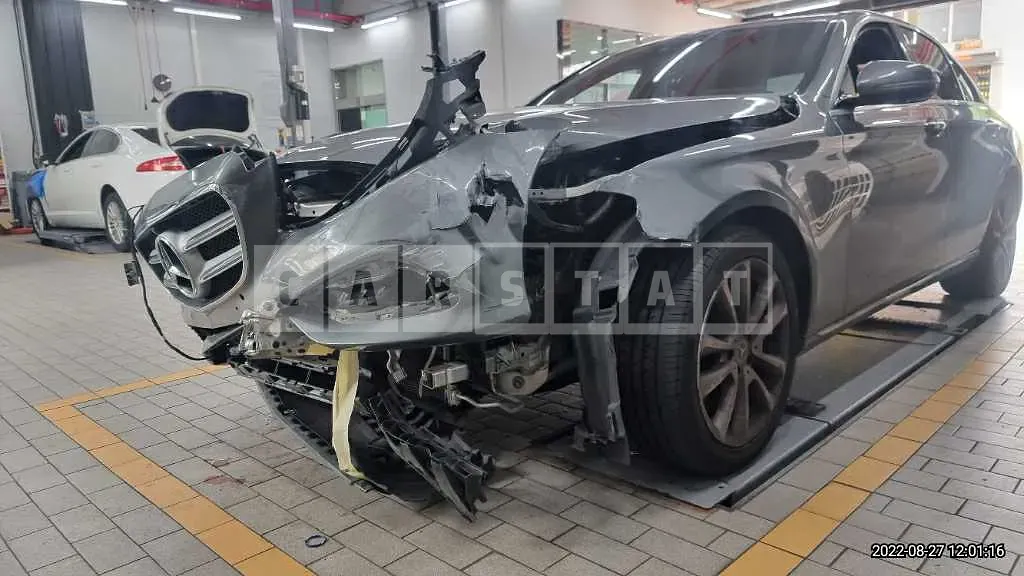 Photo 2 of 19: 2019 Mercedes-Benz E300 4Matic, VIN WDDZF4KB1KA493265 — Korean insurance auction