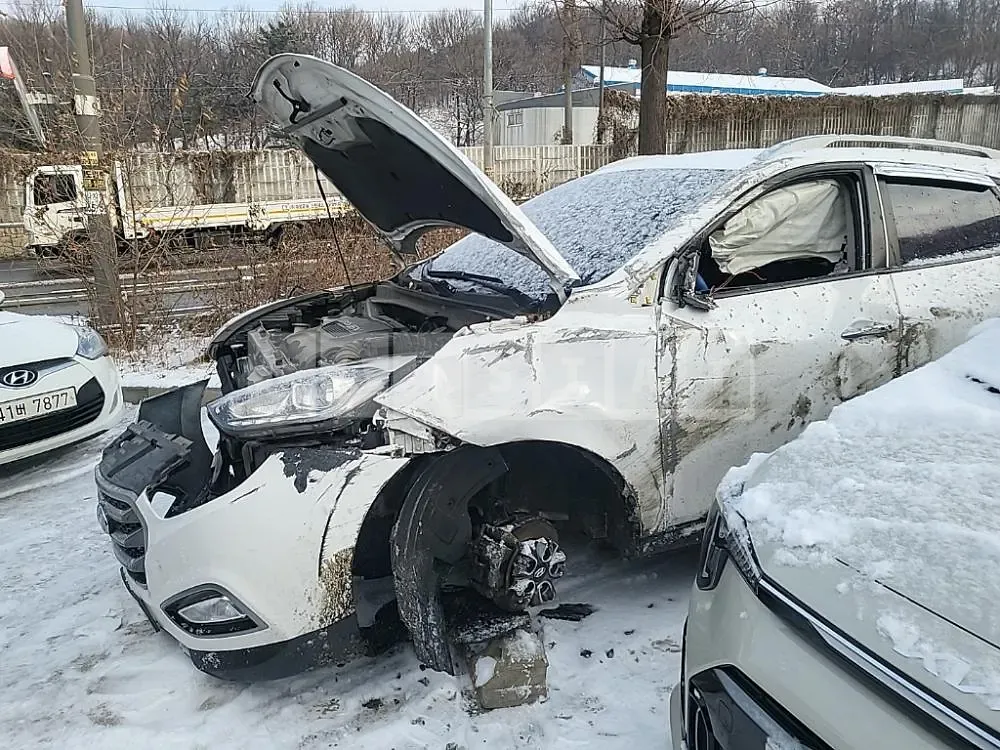 Photo 2 of 8: 2015 Hyundai Tucson, VIN KMHJU81VBFU069626 — Korean insurance auction