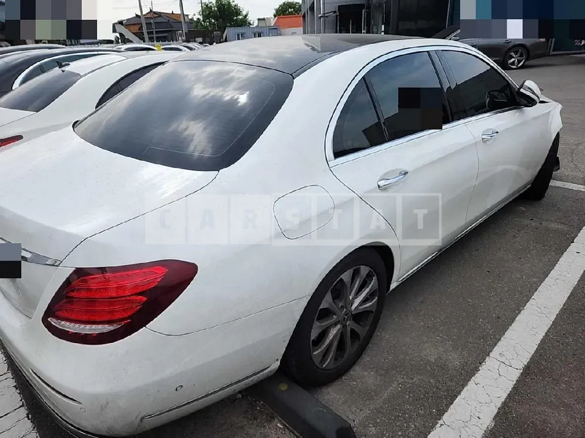 Photo 2 of 18: 2018 Mercedes-Benz E300, VIN WDDZF4JB3JA392616 — Korean insurance auction