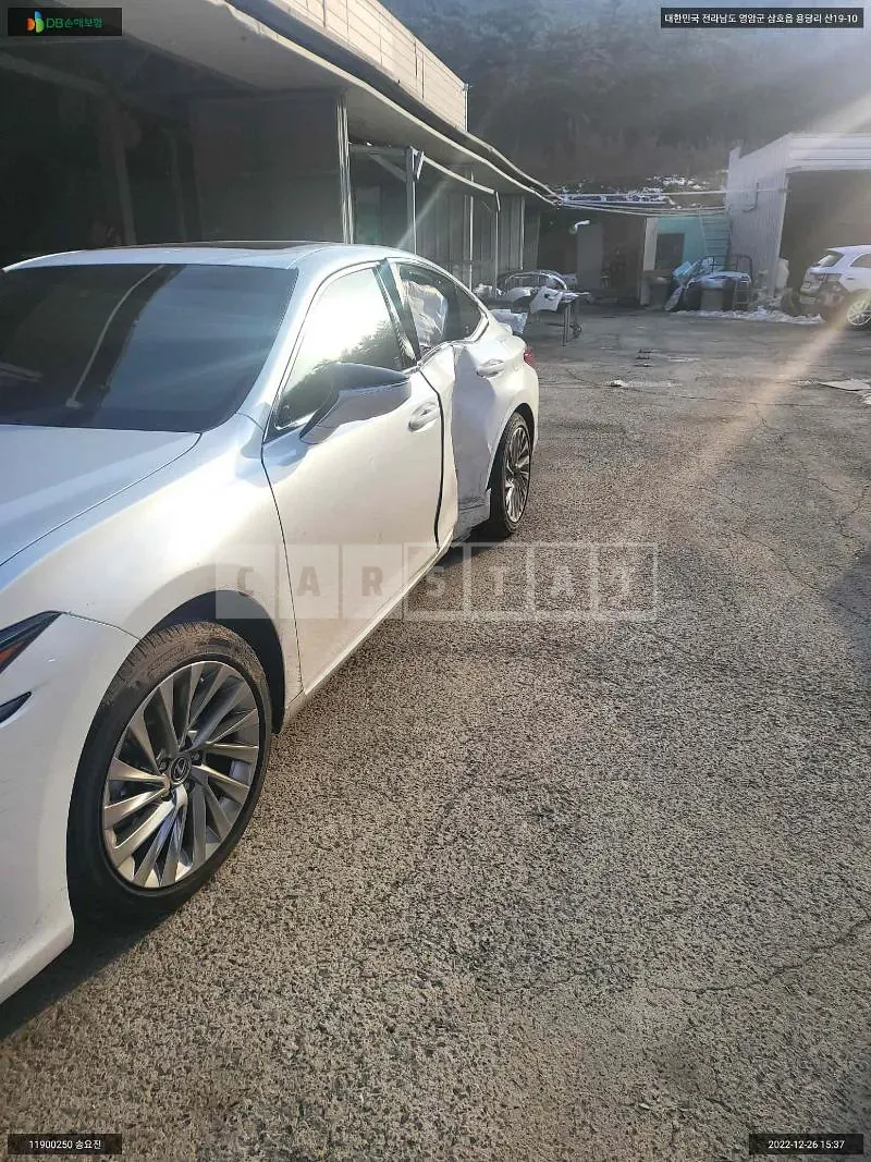 Photo 2 of 23: 2022 Lexus ES300h, VIN JTHBA1C10N2011820 — Korean insurance auction