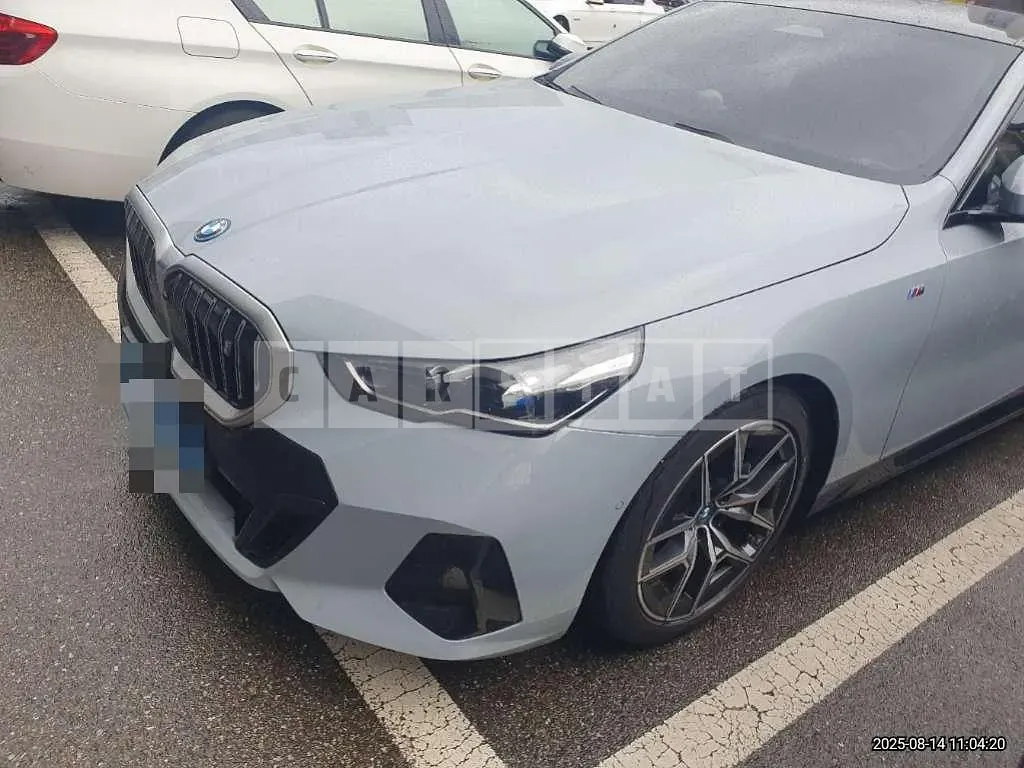 Photo 2 of 30: 2024 BMW i5 eDrive40 — Korean insurance auction