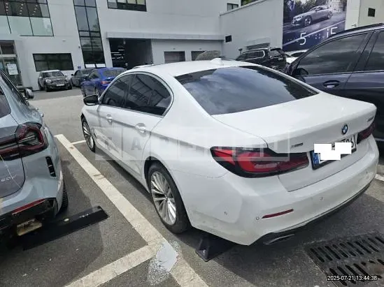Photo 2 of 10: 2021 BMW 530i xDrive — Korean insurance auction