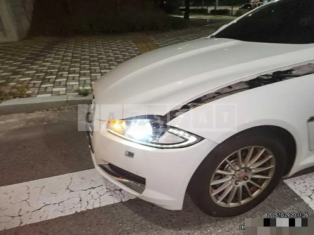 Photo 2 of 8: 2015 Jaguar XF 2.2d — Korean insurance auction