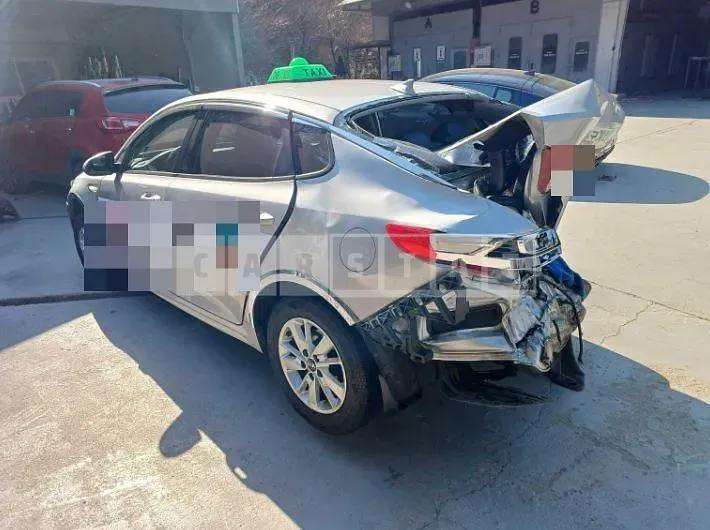 Photo 2 of 6: 2017 Kia K5, VIN KNAGU416BHA152440 — Korean insurance auction