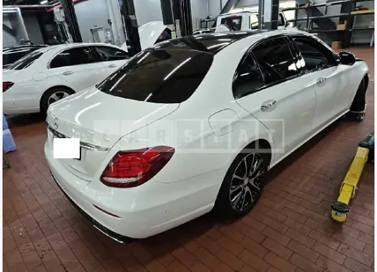 Photo 2 of 10: 2017 Mercedes-Benz E300 — Korean insurance auction
