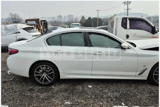 Photo 2 of 41: 2022 BMW 520i — Korean insurance auction