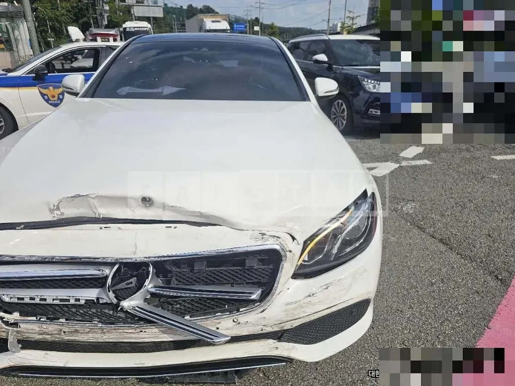 Photo 2 of 16: 2019 Mercedes-Benz E300 — Korean insurance auction