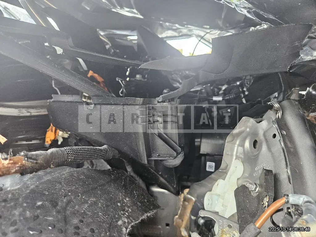 Photo 2 of 14: 2025 BMW 520i — Korean insurance auction