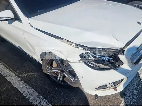 Photo 2 of 9: 2019 Mercedes-Benz E 300 — Korean insurance auction