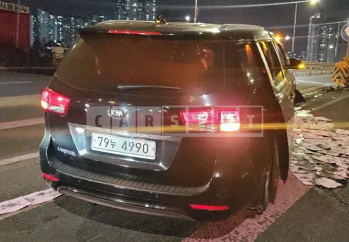 Photo 2 of 8: 2017 Kia Carnival, VIN KNHMF37ABHS291394 — Korean insurance auction