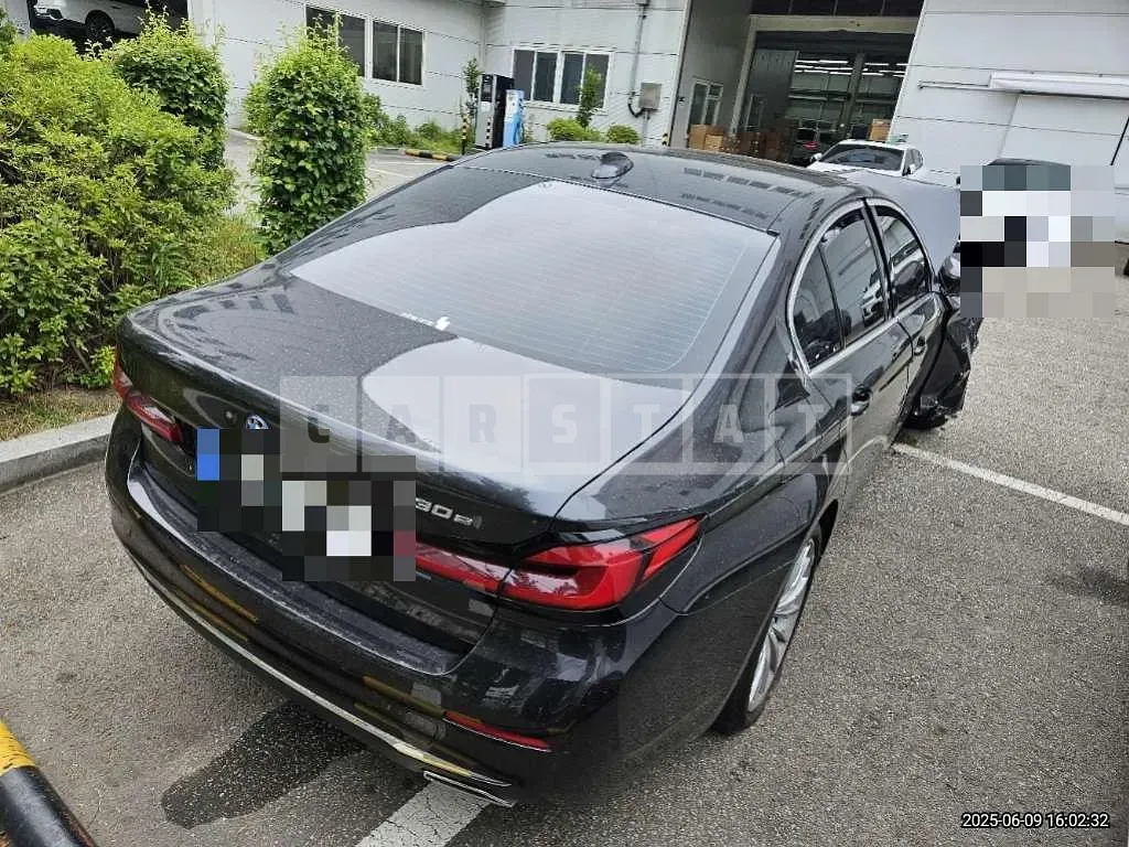 Photo 2 of 12: 2023 BMW 530e — Korean insurance auction