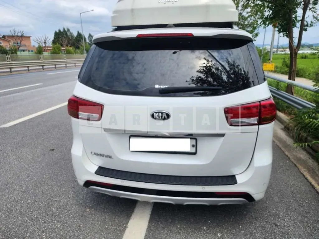 Photo 2 of 8: 2017 Kia Carnival, VIN KNAME81ABHS253625 — Korean insurance auction