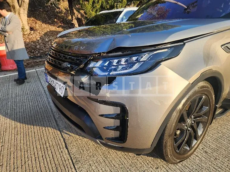Photo 2 of 29: 2018 Land Rover Discovery TD6, VIN SALRA2BK3JA063127 — Korean insurance auction
