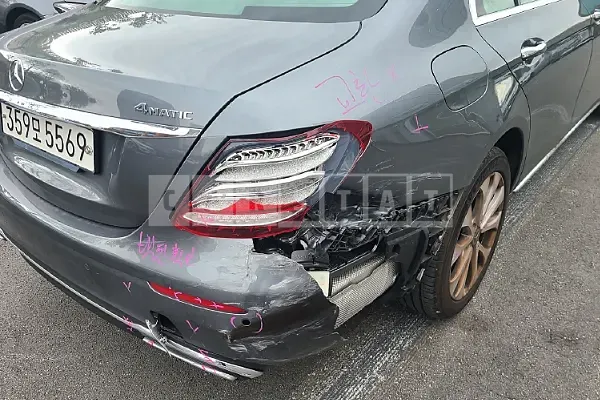 Photo 3 of 3: 2020 Mercedes-Benz E300 4Matic, VIN W1KZF4KB6LA832636 — Korean insurance auction
