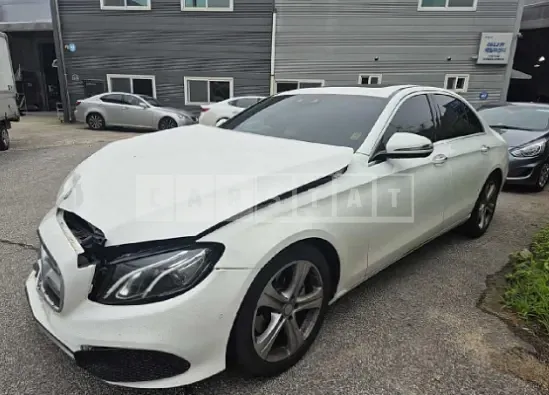 Photo 2 of 11: 2017 Mercedes-Benz E 200 — Korean insurance auction