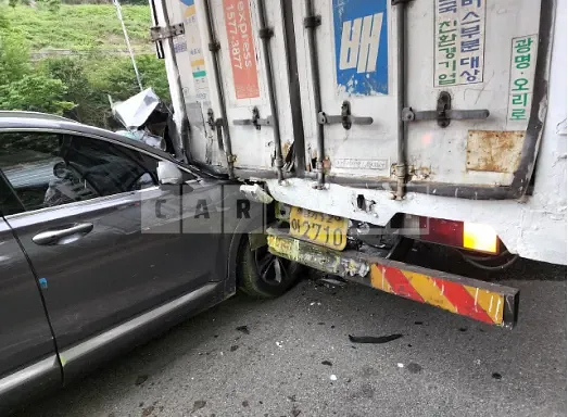 Photo 2 of 15: 2019 Hyundai Santa Fe, VIN KMHS581BDKU105058 — Korean insurance auction