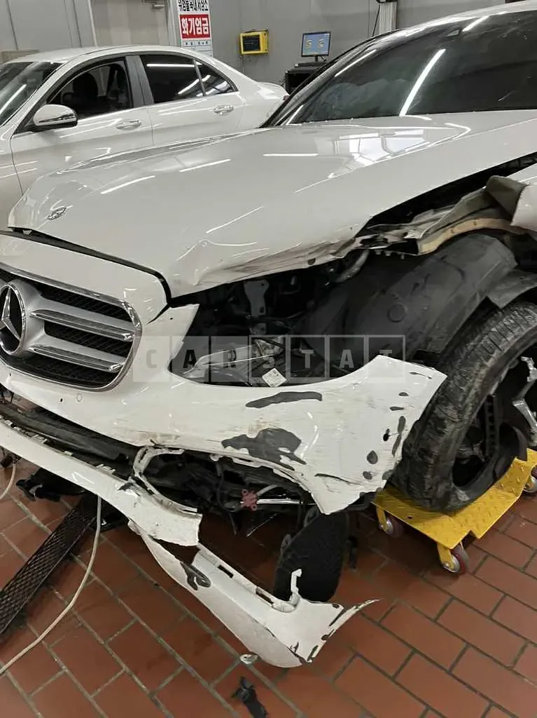 Photo 2 of 18: 2019 Mercedes-Benz E300, VIN WDDZF4JB8KA680746 — Korean insurance auction