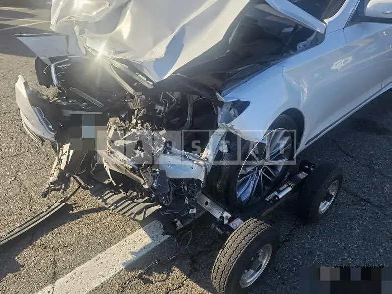Photo 2 of 13: 2016 Genesis 3.3 — Korean insurance auction
