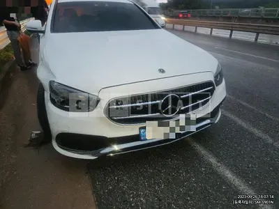 Photo 1 of 40: 2022 Mercedes-Benz E350 4Matic — Korean insurance auction