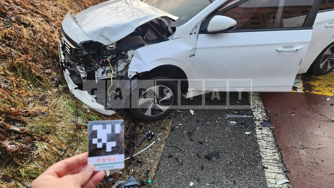 Photo 2 of 16: 2018 Hyundai IONIQ Hybrid, VIN KMHC751CGJU077217 — Korean insurance auction