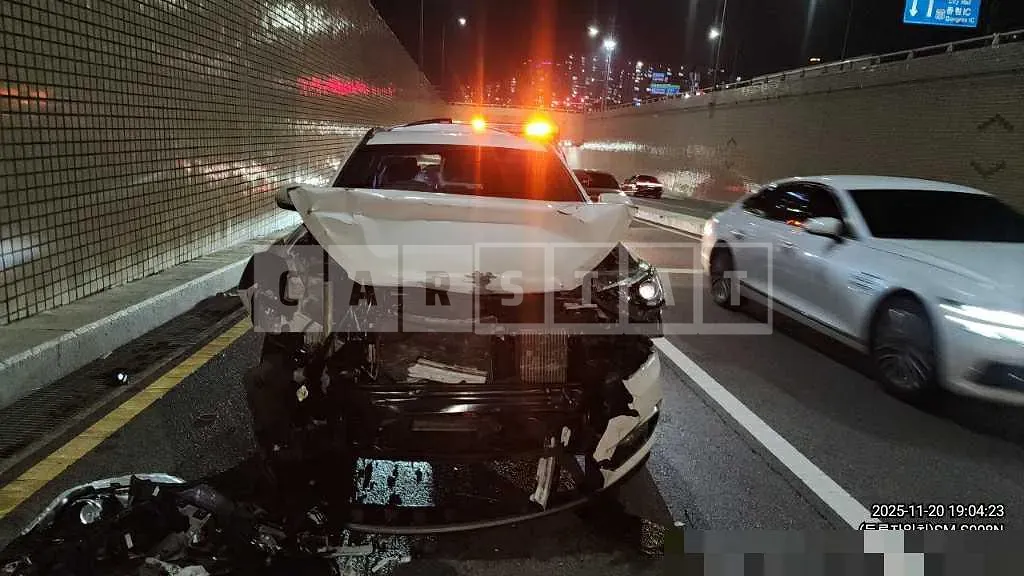 Photo 2 of 10: 2017 Hyundai Santa Fe DM — Korean insurance auction