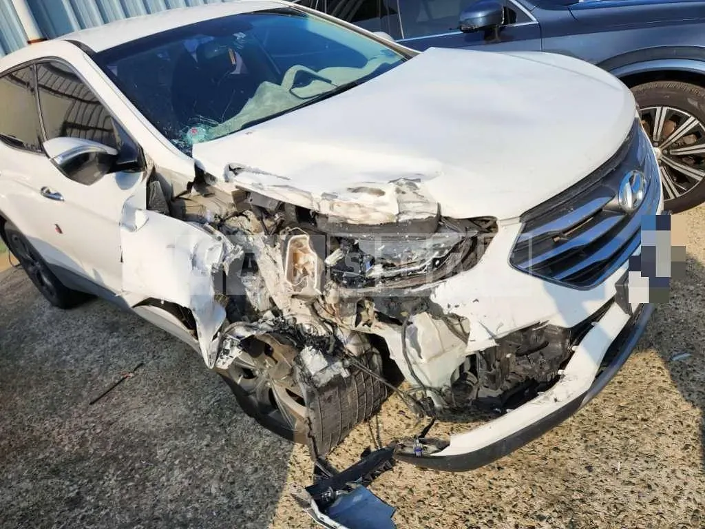Photo 2 of 13: 2015 Hyundai Santa Fe DM — Korean insurance auction
