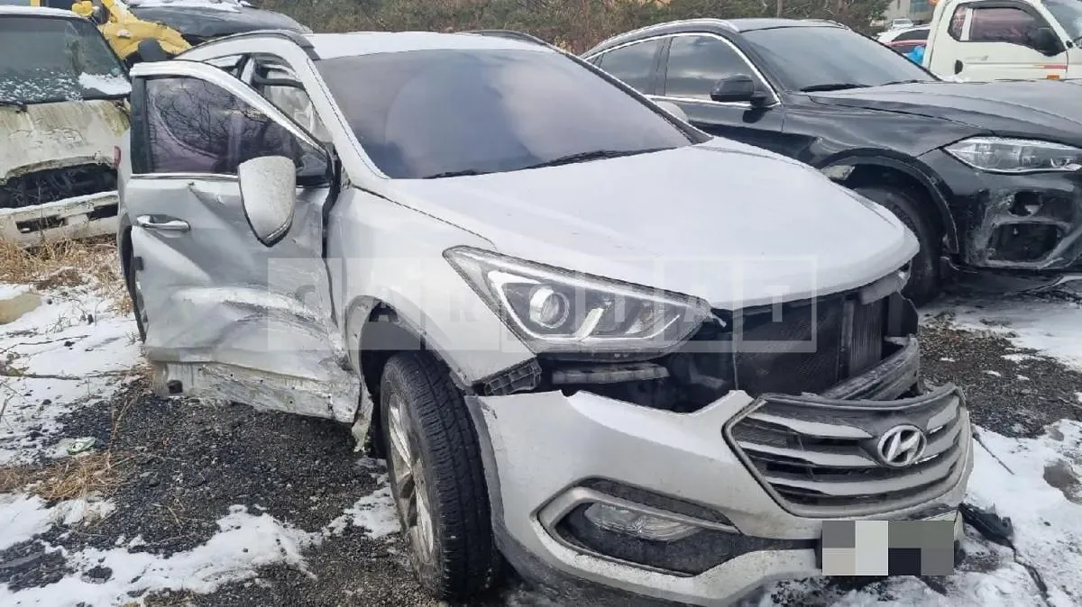 Photo 2 of 9: 2015 Hyundai Santa Fe DM 4WD, VIN KMHSW81UDGU609951 — Korean insurance auction