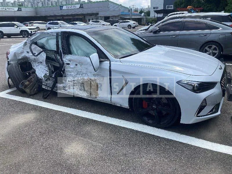 Photo 2 of 12: 2019 Genesis G70, VIN KMTG541EDKU029956 — Korean insurance auction