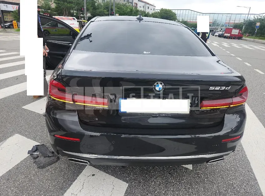 Photo 2 of 5: 2021 BMW 520d — Korean insurance auction