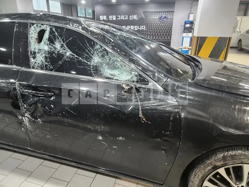 Photo 2 of 21: 2019 Lexus ES300h, VIN JTHB21B16K2060515 — Korean insurance auction