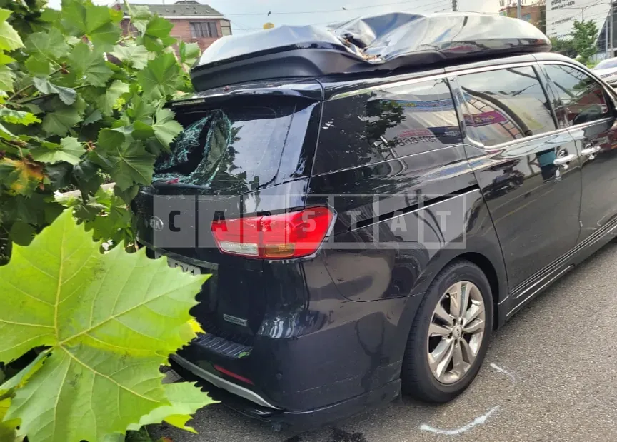 Photo 2 of 21: 2018 Kia Carnival, VIN KNAME81ABJS421510 — Korean insurance auction