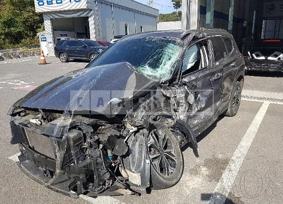Photo 2 of 8: 2019 Hyundai Santa Fe, VIN KMHS381BDKU173046 — Korean insurance auction