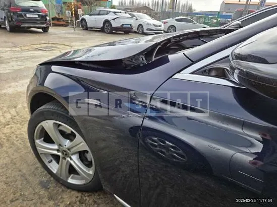 Photo 2 of 15: 2018 Mercedes-Benz E 200, VIN WDDZF4CB3JA403112 — Korean insurance auction