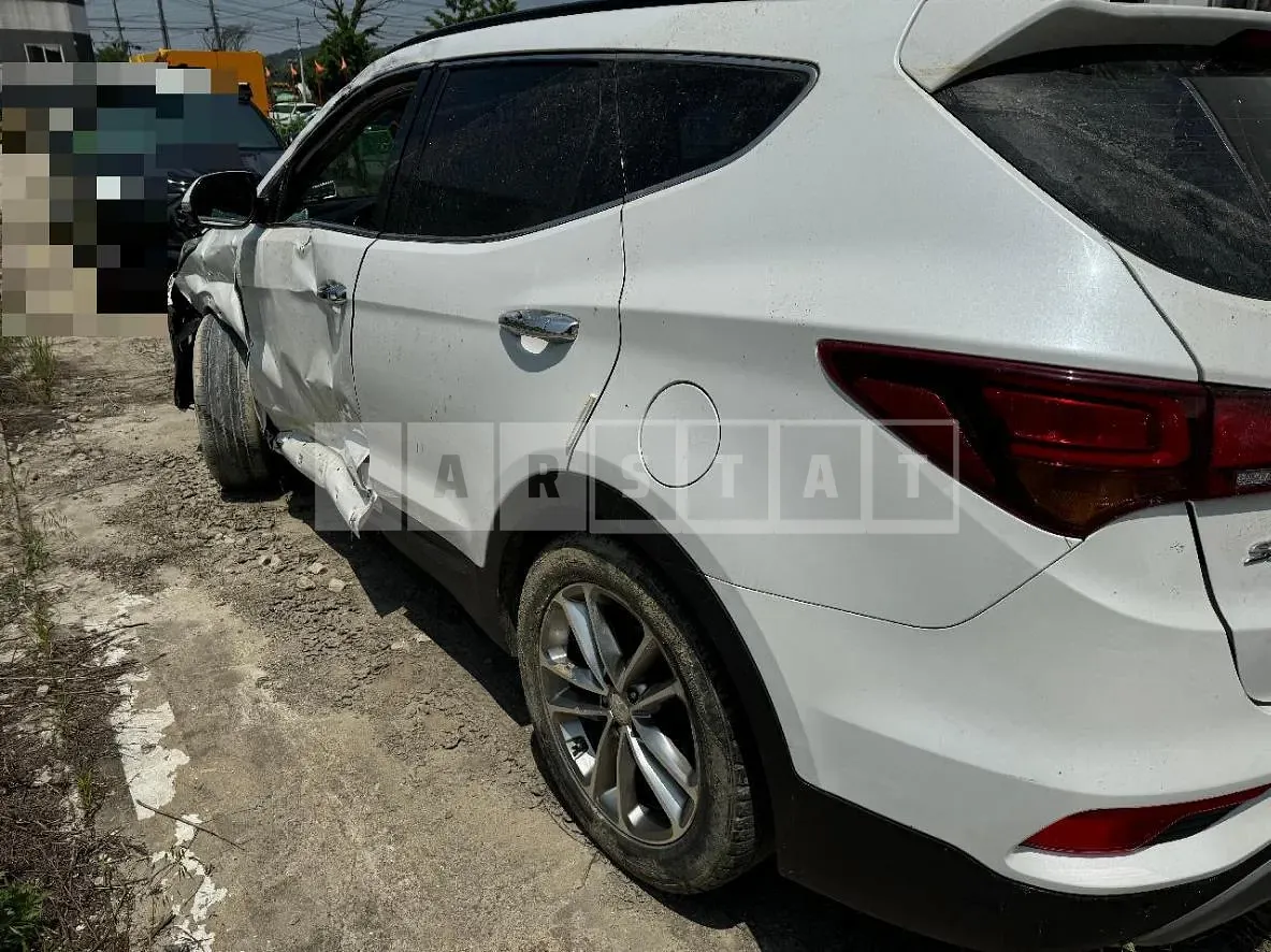 Photo 2 of 10: 2015 Hyundai Santa Fe DM — Korean insurance auction