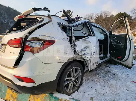 Photo 2 of 8: 2017 Hyundai Santa Fe, VIN KMHSW81UBHU760625 — Korean insurance auction