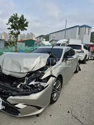 Photo 2 of 9: 2019 Lexus ES300h — Korean insurance auction