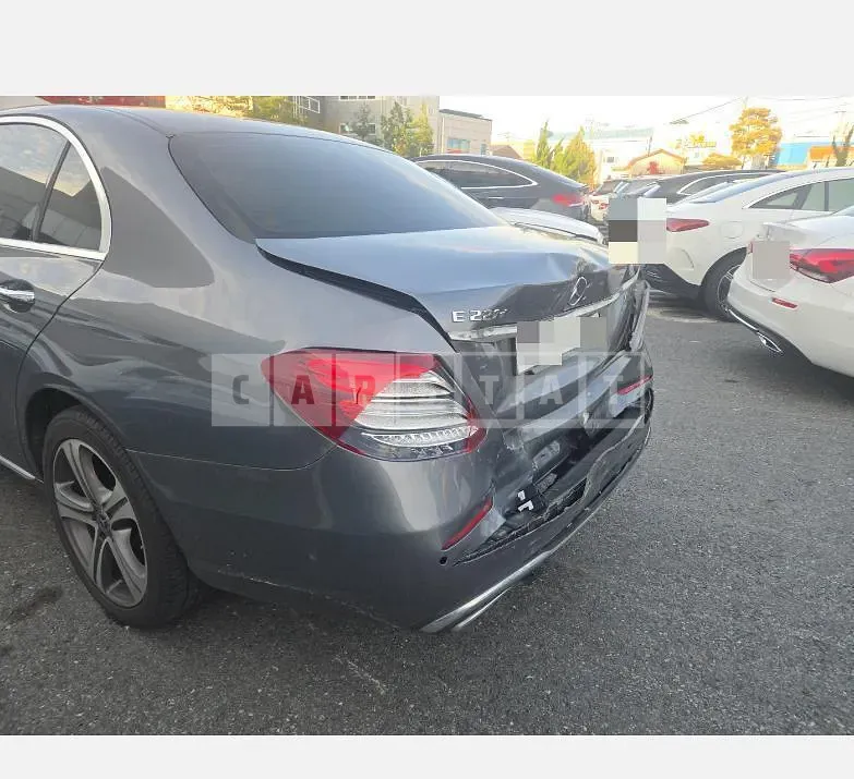 Photo 2 of 24: 2019 Mercedes-Benz E220 d — Korean insurance auction