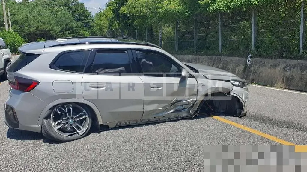Photo 2 of 7: 2025 BMW iX1 xDrive30 — Korean insurance auction