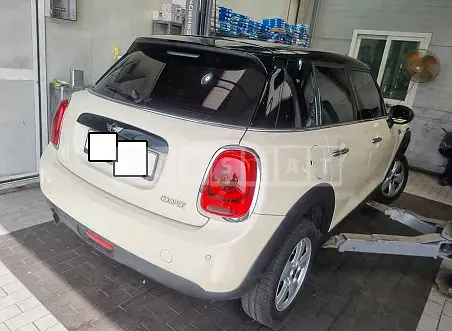Photo 2 of 26: 2018 MINI Cooper Five-Door — Korean insurance auction
